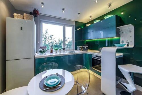 Глянцевая кухня изумрудного цвета. 03