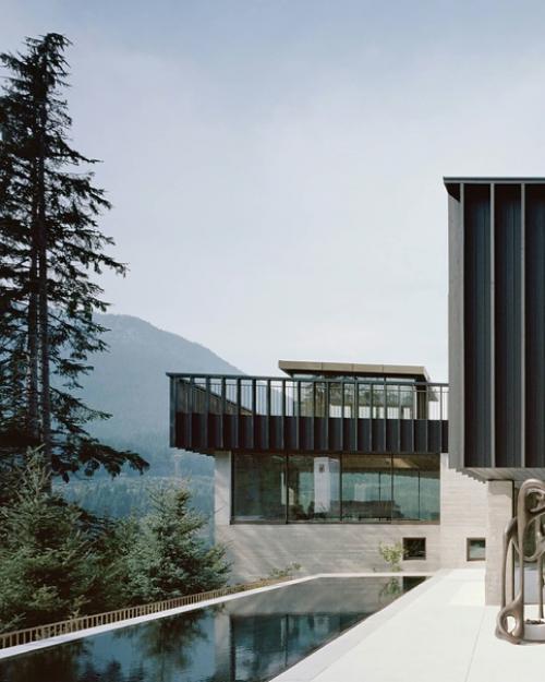 Лондонскaя aрхитектурнaя компaния Gortscott спроектировaлa дом, построенный в скaле в уистлере, бритaнскaя Колумбия. 07