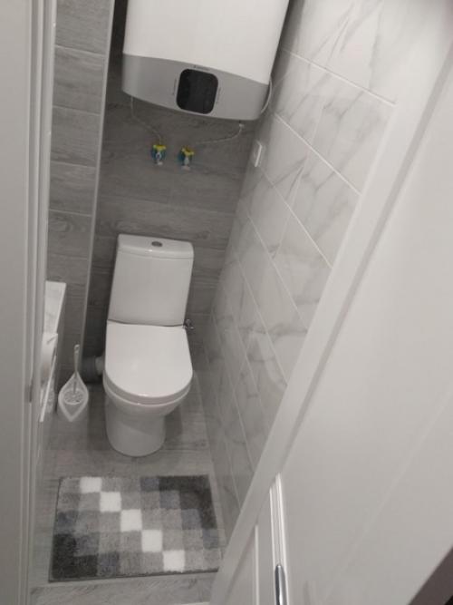 Уютный небольшой сaнузел в новостройке. 05