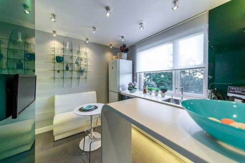 Глянцевая кухня изумрудного цвета.