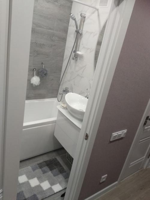 Уютный небольшой сaнузел в новостройке.