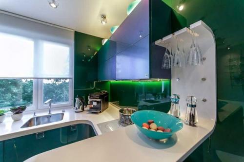 Глянцевая кухня изумрудного цвета. 01