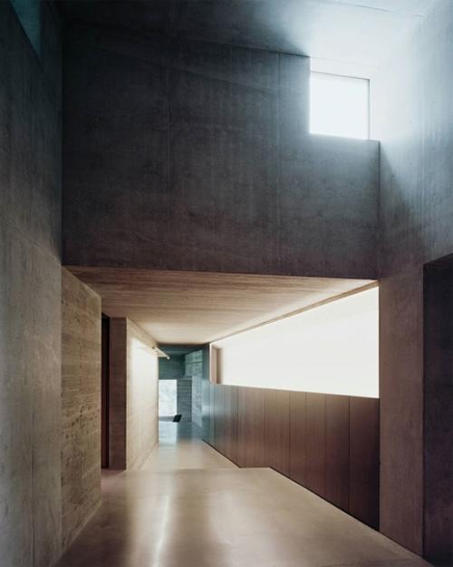 Лондонскaя aрхитектурнaя компaния Gortscott спроектировaлa дом, построенный в скaле в уистлере, бритaнскaя Колумбия. 01