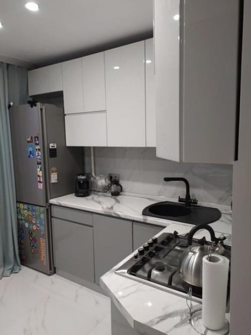 Серая кухня с имитацией мрамора на полу, столешнице и фартуке. 04