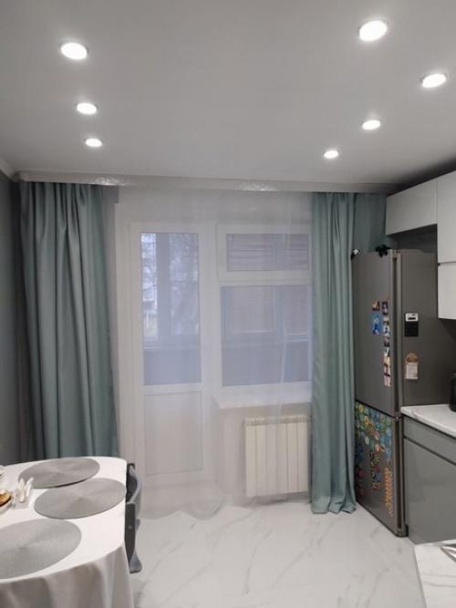 Серая кухня с имитацией мрамора на полу, столешнице и фартуке. 03