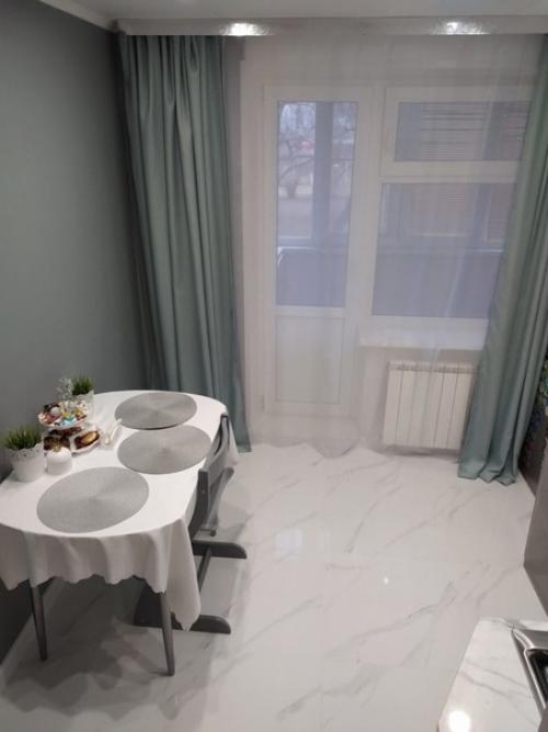 Серая кухня с имитацией мрамора на полу, столешнице и фартуке. 02