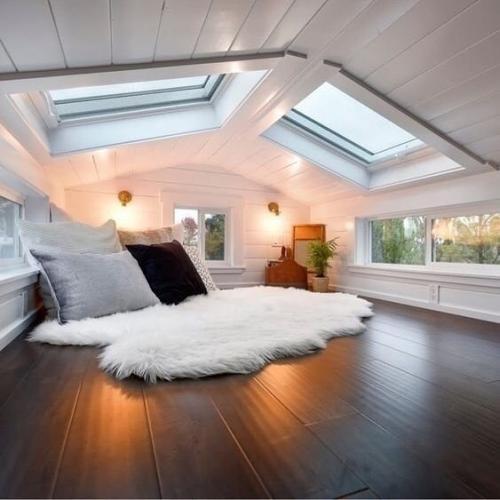 Уютная зона отдыха на мансарде.