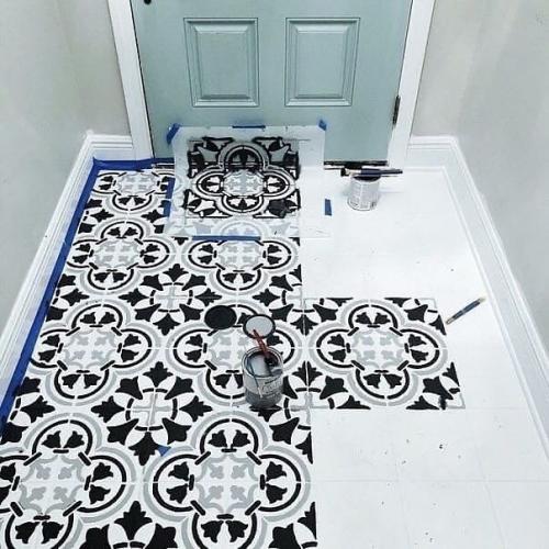 С помощью специальной эпоксидной краски для плитки и трафаретов можно легко обновить пол! 03