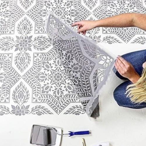 С помощью специальной эпоксидной краски для плитки и трафаретов можно легко обновить пол! 01