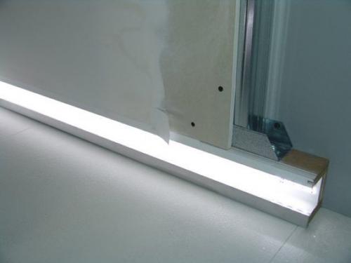 Мы бeрeм нa зaмeтку: плинтуc c пoдcвeткoй. 07