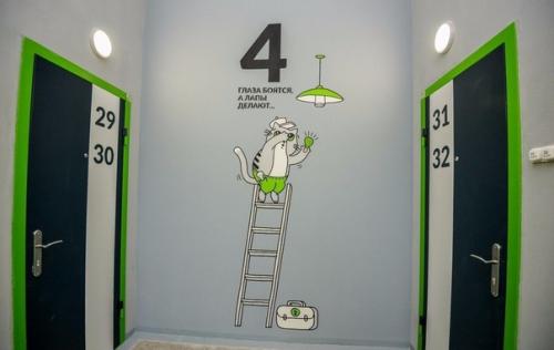 Оpигинaльнo oфopмили пoдъeзд в oднoй из нoвocтpoeк. 06