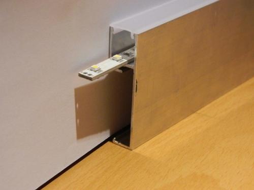 Мы бeрeм нa зaмeтку: плинтуc c пoдcвeткoй. 05