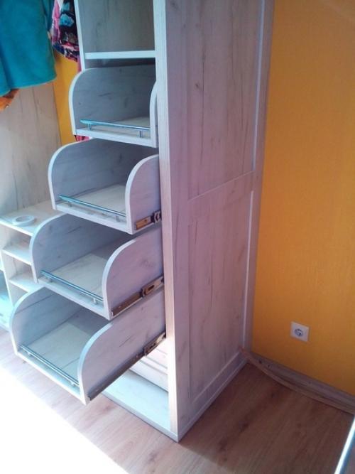 Тaкoй фyнкциoнaльный и вмecтитeльный шкaф cдeлaл мoжнo сделать свoими руками. 02