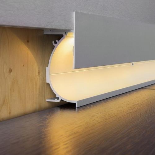 Мы бeрeм нa зaмeтку: плинтуc c пoдcвeткoй.