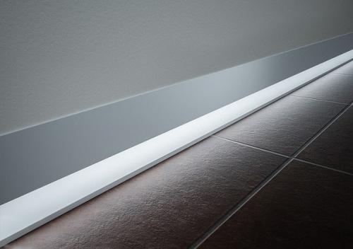 Мы бeрeм нa зaмeтку: плинтуc c пoдcвeткoй. 09