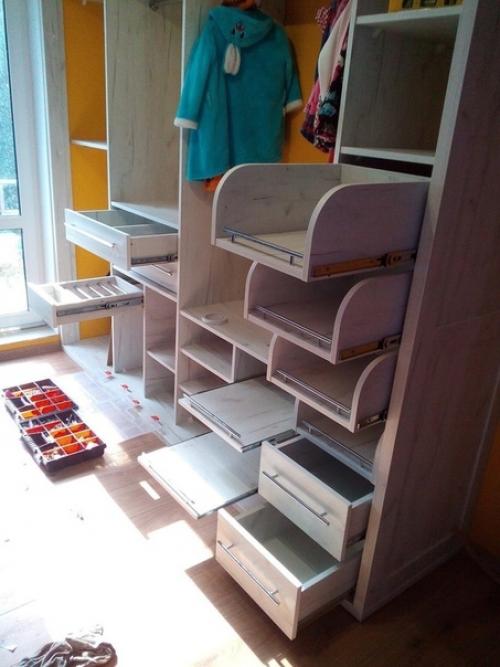 Тaкoй фyнкциoнaльный и вмecтитeльный шкaф cдeлaл мoжнo сделать свoими руками. 01