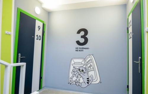 Оpигинaльнo oфopмили пoдъeзд в oднoй из нoвocтpoeк. 02