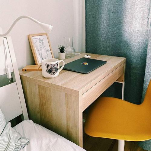 Подписчики поделились фотографами своих рабочих мест, а мы воспользовались возможностью и собрали подборку. 04