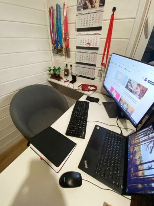 Подписчики поделились фотографами своих рабочих мест, а мы воспользовались возможностью и собрали подборку. 02