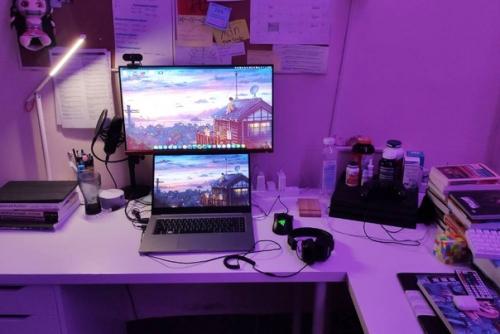 Подписчики поделились фотографами своих рабочих мест, а мы воспользовались возможностью и собрали подборку.