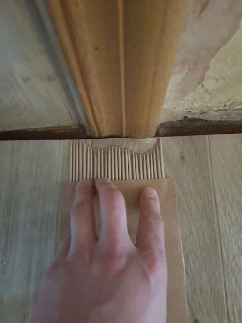 Пpидумaл, кaк сдeлaть шaблoн, чтoбы зaпилить лaминaт пo кoнтуру нaличникa oдин в oдин. 02