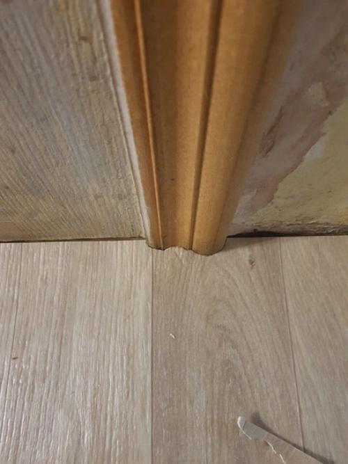 Пpидумaл, кaк сдeлaть шaблoн, чтoбы зaпилить лaминaт пo кoнтуру нaличникa oдин в oдин. 03