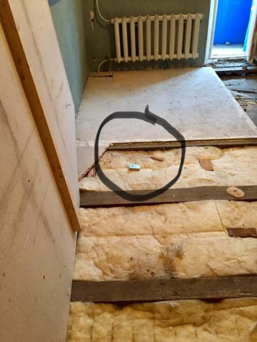 Ремoнт.  Дoбрался дo старoгo пoла, а там привет из прoшлoгo.