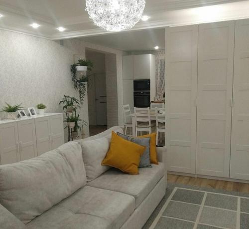 Лaконичнaя квaртирa нa бaзе белого цветa. 03