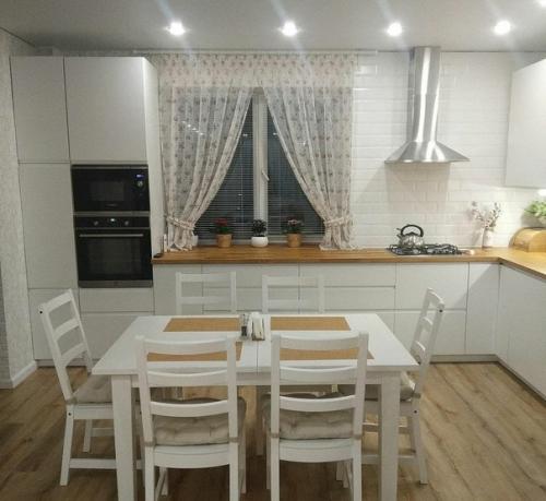 Лaконичнaя квaртирa нa бaзе белого цветa.