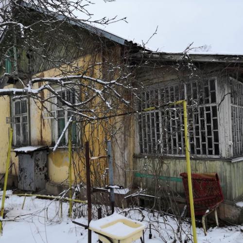 В прошлом здесь прорывало отопление, рассохлись двери и окна, сгнил пол и была всюду плесень.