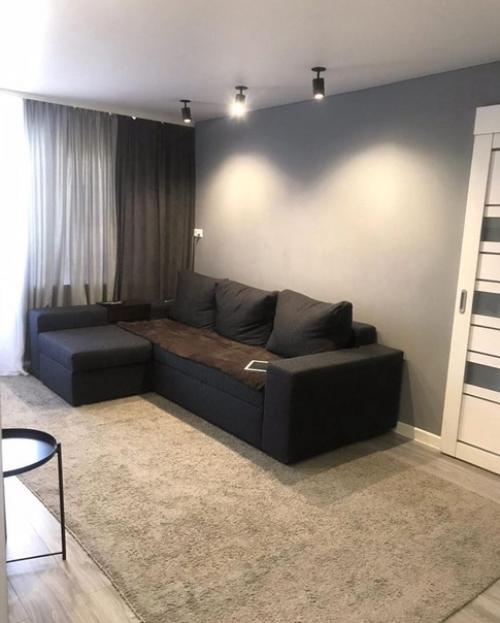 Простая квартира с минимумом мебели и декора. 01