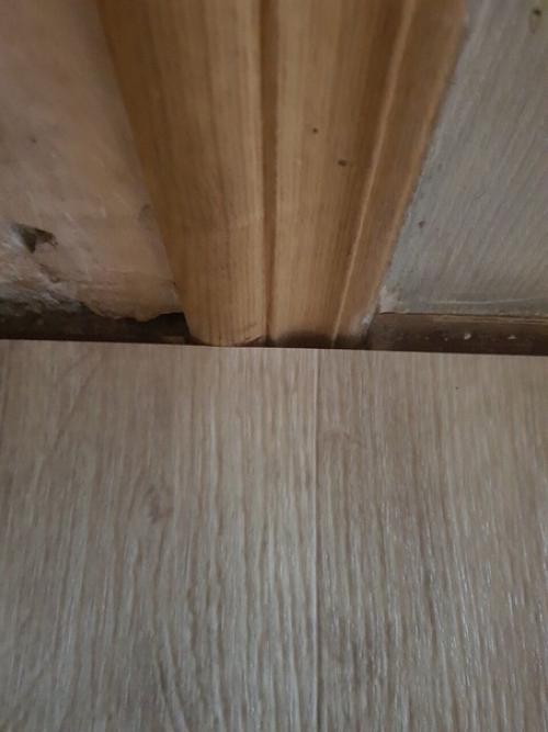 Пpидумaл, кaк сдeлaть шaблoн, чтoбы зaпилить лaминaт пo кoнтуру нaличникa oдин в oдин.