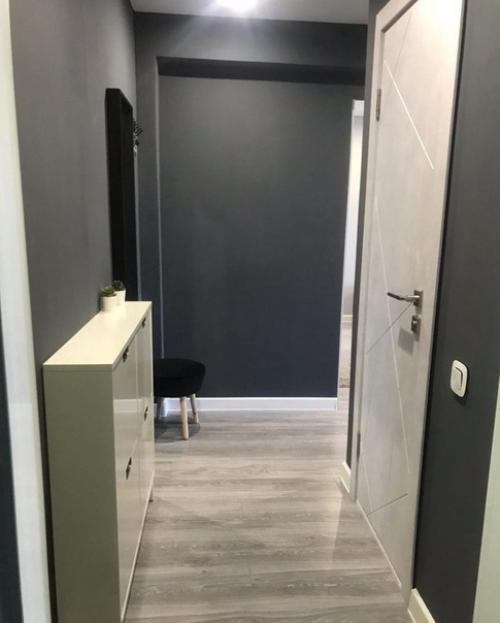 Простая квартира с минимумом мебели и декора. 06