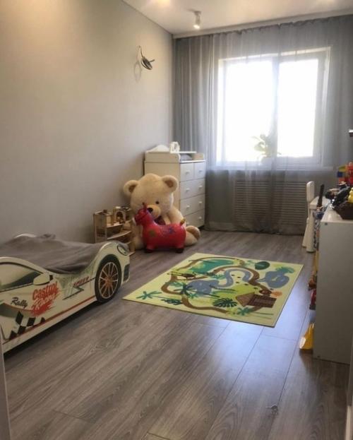 Простая квартира с минимумом мебели и декора. 03