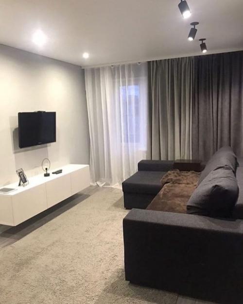 Простая квартира с минимумом мебели и декора.

