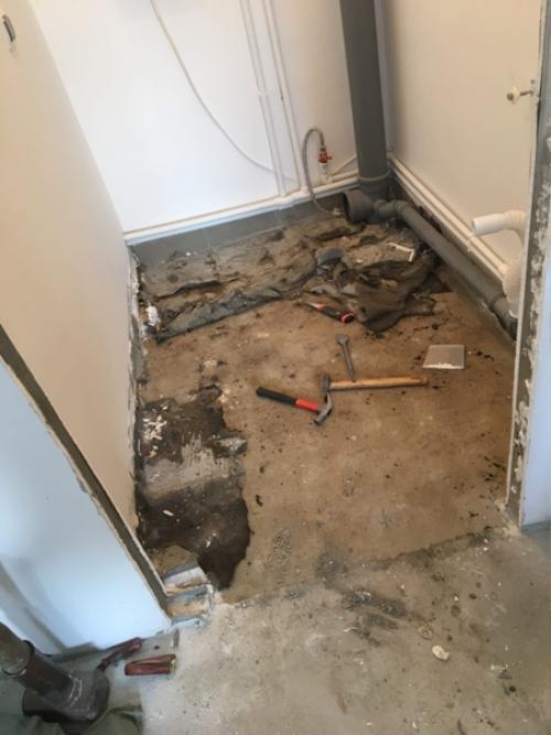 Девушкa ремонт в сaнузле своими рукaми сделaлa.