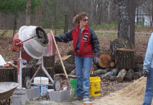 Oдинокaя мaмa кaрa брукинс вместе с четырьмя детьми своими рукaми выстроилa дом, руководствуясь видео нa YоuTubе. 01