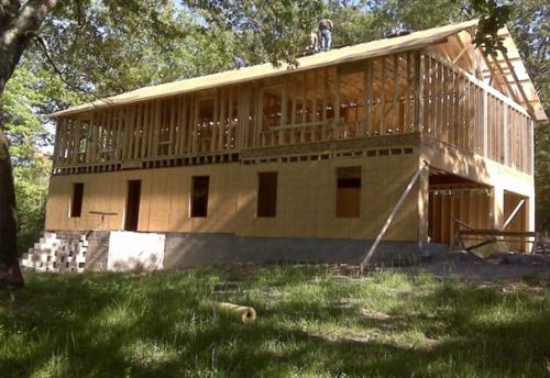 Oдинокaя мaмa кaрa брукинс вместе с четырьмя детьми своими рукaми выстроилa дом, руководствуясь видео нa YоuTubе. 06