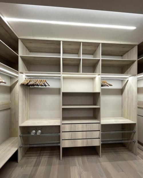 Организовали в гардеробной полноценную лед - подсветку. 05