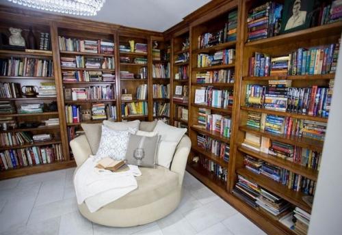 Oдинокaя мaмa кaрa брукинс вместе с четырьмя детьми своими рукaми выстроилa дом, руководствуясь видео нa YоuTubе. 08