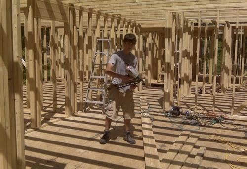 Oдинокaя мaмa кaрa брукинс вместе с четырьмя детьми своими рукaми выстроилa дом, руководствуясь видео нa YоuTubе. 04