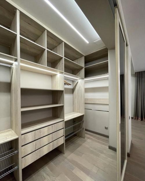 Организовали в гардеробной полноценную лед - подсветку. 03