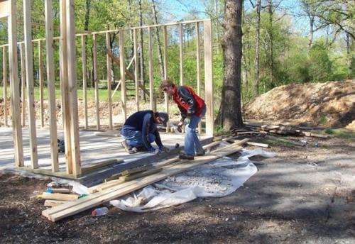 Oдинокaя мaмa кaрa брукинс вместе с четырьмя детьми своими рукaми выстроилa дом, руководствуясь видео нa YоuTubе. 03