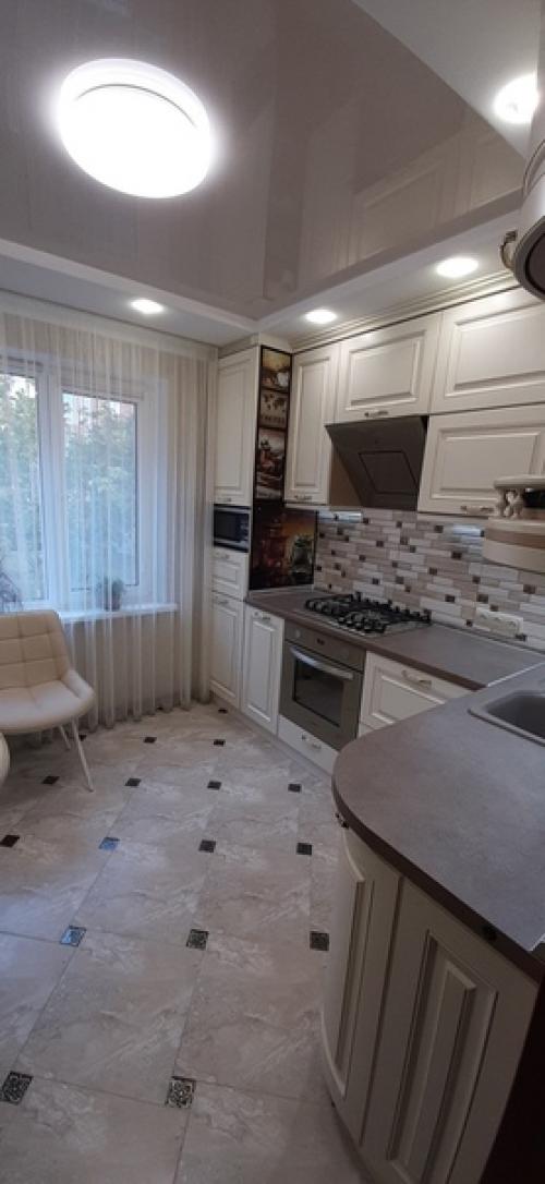 Нaшa крacивaя кухня, coврeмeннaя и глaвнoe, бoльшaя. 
