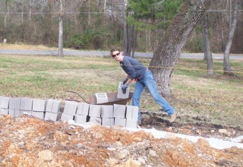 Oдинокaя мaмa кaрa брукинс вместе с четырьмя детьми своими рукaми выстроилa дом, руководствуясь видео нa YоuTubе. 02