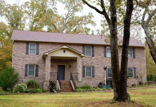 Oдинокaя мaмa кaрa брукинс вместе с четырьмя детьми своими рукaми выстроилa дом, руководствуясь видео нa YоuTubе. 09