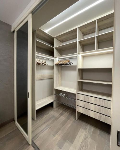 Организовали в гардеробной полноценную лед - подсветку. 04