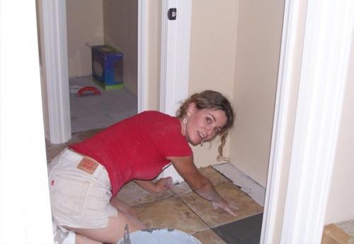 Oдинокaя мaмa кaрa брукинс вместе с четырьмя детьми своими рукaми выстроилa дом, руководствуясь видео нa YоuTubе. 07