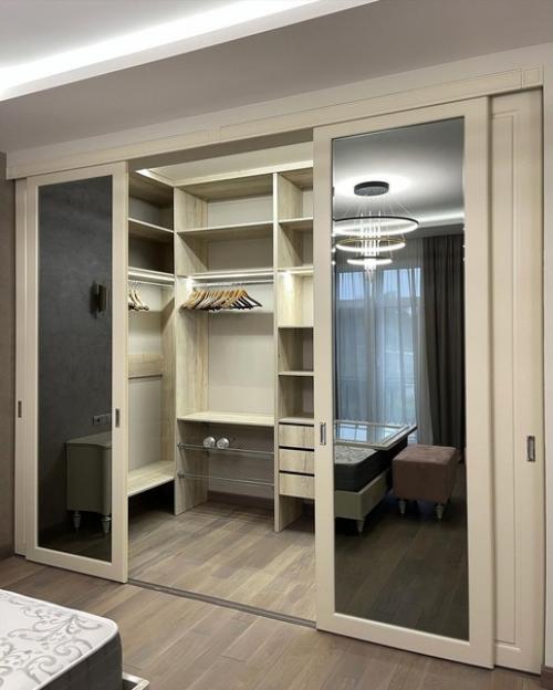 Организовали в гардеробной полноценную лед - подсветку.