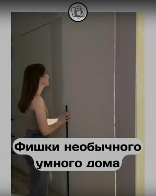 Девушка интересные интерьерные решения в своём доме показывает. 03